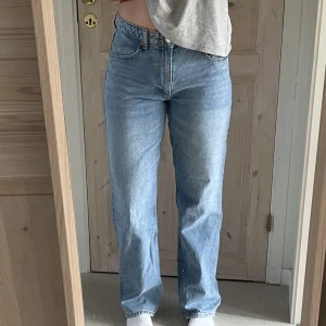zara jeans - zara jeans i stel 40 väl använda men i mycket bra skick☺️ jag är 177