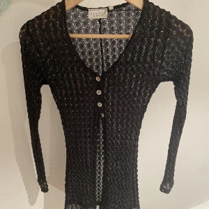 Spets skjorta  - Spets skjorta från Hennes collection i storlek S men skulle säga att den sitter som xs/s. Skit cool! 