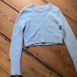 Mysig topp - Otroligt mysigt material, kortare på kroppen och långa armar Väldigt mysig och snygg🤩
