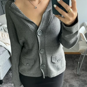 Grå kofta  - Unik grå kofta. Köparen står för frakten🫶🫶