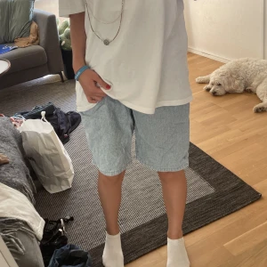 Jorts - Baggy Jorts från Marcti i ljusblå. Asballa i nyskick.