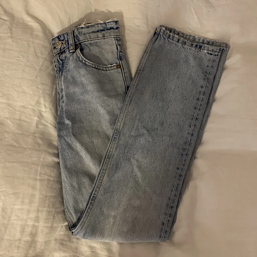 Säljer mina blåa straight jeans ifrån Zara då de tyvärr inte passar längre. De är använda men har ändå inta skick, därav pris💕💕. Jeans & Byxor.