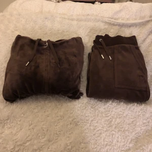 Juicy couture  - Jätte fint skick förutom att en silver grej har åkt av på juicy tröjan. Tröjan-xxs Byxan-xs. Tröjan har jag använt få gången och byxan lite mer!🤎