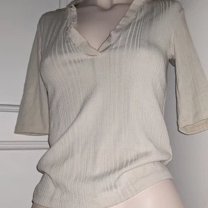 Topp - Urringad beige top, super söt!