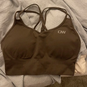 Träningstopp - Säljer denna oanvända topp från ICIW. Beige/brun.