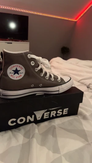 converse  - ett par grå/bruna converse som aldrig är använda🫶🏼