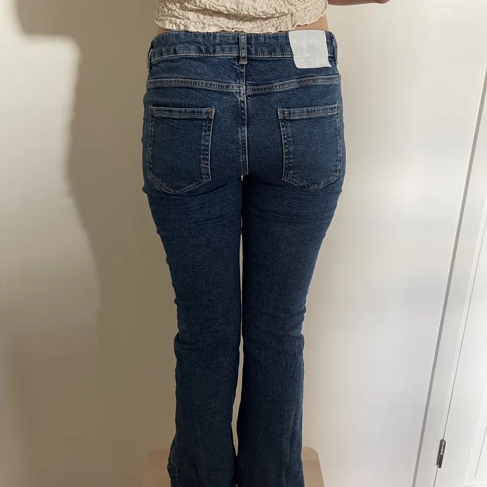 Ett par skit snygga oanvända bootcut jeans från Zara i stl 40. Jeans & Byxor.