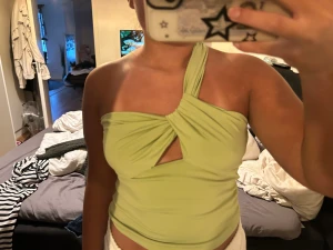 Söt topp - Supersnygg och trendig topp från bikbok.  Aldrig använd. 