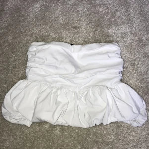 Bandeu top - Söt vit bandeu topp från zara i storlek S