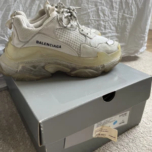 Balenciaga  - Populära balenciaga tripple S, strl 38.  Säljes billigare vid snabb affär. 