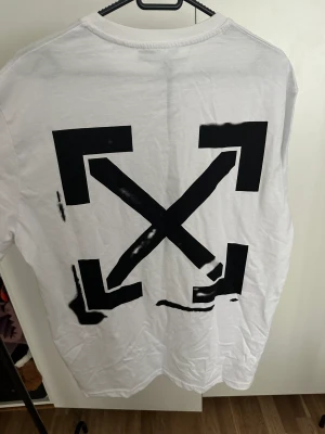Off white t shirt  - Knappt använd. Storlek L  Pris går att diskutera vid snabb affär