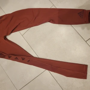 Träningsset - Set med tights o tröja. Endast anv. 2 ggr. Tjöjan M och byxorna S.