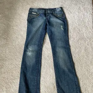 Säljer minna favo jeans då jag har tröttnat på de🔥orkar inte ta flera bilder❤️