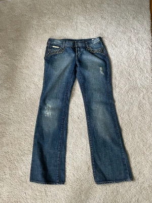 JEANS🔥 - Säljer minna favo jeans då jag har tröttnat på de🔥orkar inte ta flera bilder❤️