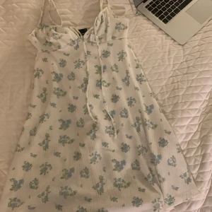 Klänning  - Fin blommig klänning. Bra skick och strl xs🤍