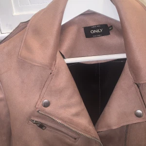 ONLY tunn höst jacka dusty pink - ONLY” höst jacka går lite under magen, Aldrig använd, färg dusty pink  Stl:xs 