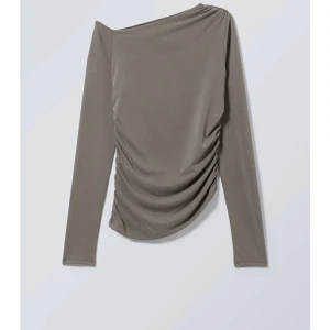 Weekday asymmetric top  - Aldrig använd, i nyskick💕 Toppen är i färgen dark mole  