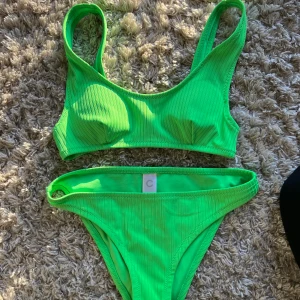 Bikini - Bikini i neon grön, som ny