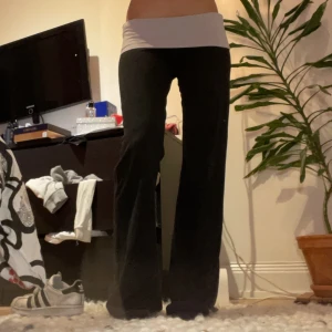 Victoria secret yoga pants - Så fina yoga pants från Victoria secret som tyvärr är lite stora på mig och säljer därför!❤️ Midjemått: 37cm ( stretchiga) +  (mätt rakt över ) Innerbenslängd: 81cm