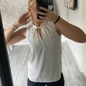 Vit topp - Jättegullig topp med knytning 