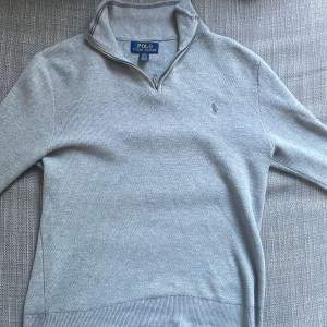 En as fräsch quarter zip från polo Ralph lauren. Skick 8/10.