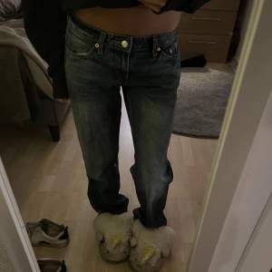 Arrow low waist jeans från weekday aldrig använda, köpt för lång tid sen men aldrig kommit till användning då de varit lite för stora och inte riktigt min stil💗