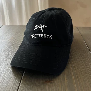 Arc’teryx keps - En svart Arc’teryx keps i onesize