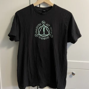 Panic! at the Disco t-shirt - Snygg PATD tröja, svart med tryck på framsidan, storlek M men känns mer som en S, köpt på Hot Topic, använd men i väldigt fint skick