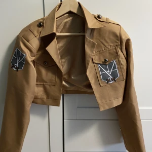 Attack om Titan jacka  - Attack on Titan cosplay jacka i perfekt skick, helt oanvänd 