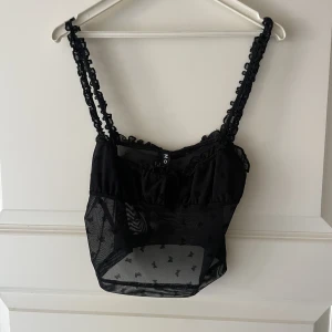 Motel rocks topp - Mesh topp med fjärils detaljer från motel rocks i storlek xs. Varsamt använd och i bra skick.