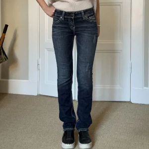 Low waist jeans - Supercoola lågmidjade mörkblå jeans med coola detaljer på fickorna köpta i new york. Storlek 27/32 men skulle säga att de passar xs/s. Jag är 170 cm💕I princip nyskick! Pris kan diskuteras vid snabb affär! 