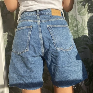 Jeansshorts - Supersnygga baggy jeanshorts. Väldigt bra skick🤩 Storlek 26/S