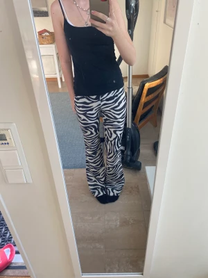Zebra byxor - As coola zebra byxor aldrig andvända. Super coola och trendiga. Stretchiga och bekväma!!🥰🦓