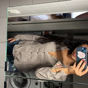 Rutig skjorta - Säljer min fina skjorta, bekväm och få tecken på användning. 🤎 skriv vid funderingar