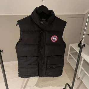 Canada goose väst  - Säljer nu min canada goose väst pågrund av att den faller min inte riktigt i smaken, men annars en väldigt fin väst nu till vintern som håller värmen bra, tagsen funkar, har av dig om du undrar något, Mvh Elias 