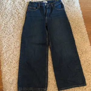 Mörkblåa jeans från MNG. I storlek a 152.