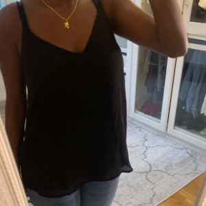 Svart linne  - Går att ha till mycket💥