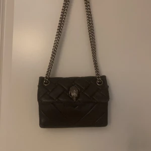 väska - en svart kurt geiger väska som är använd men fortfarande i bra skick. säljer ändats vid bra bud.