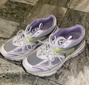 Axel Arigato Marathon Runner  - Säljer mina otroliga sneakers från Axel Arigato.  Skorna är i strl 37 och är i jättebra skick.  Nypris 3400kr