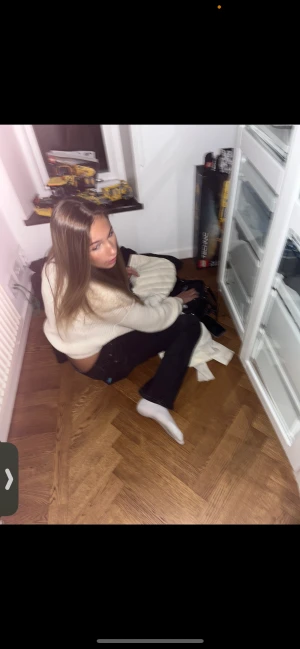 👋  - Hej jag säljer mina vänner på Plick, den första gillar att sitta på golvet den andra är hasselnötter med sirap och den tredje har beslutsångest på riktigt