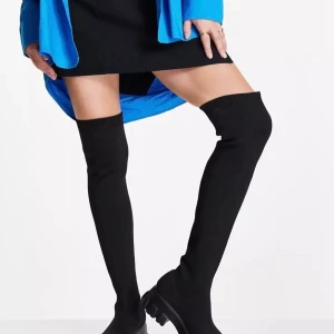 Lårhöga boots - Använda 3 gånger, älskar men säljer pga de tyvärr inte kommer till användning längre. Jättefint skick och bekväma. Normala i storlek.