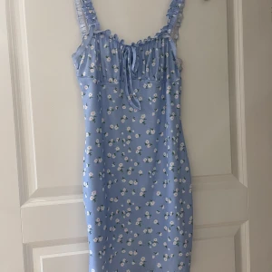Klänning  - Blå klänning med blommor på. Använd 1 gång. Kommer från shein