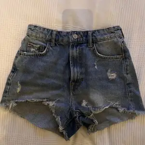 Säljer dessa jeansshorts från zara då de inte kommer till användning, säljer för 80kr som är jättebra pris. 🙈