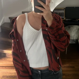 Zebrajacka - Säljer min skitsnygga zebrajacka i denim-material från zara då den blivit lite liten för mig! Jackan är endast använd fåtal gånger, finns inga defekter på den!🍂 Skitsnygg och bra till hösten👏🏼🧡