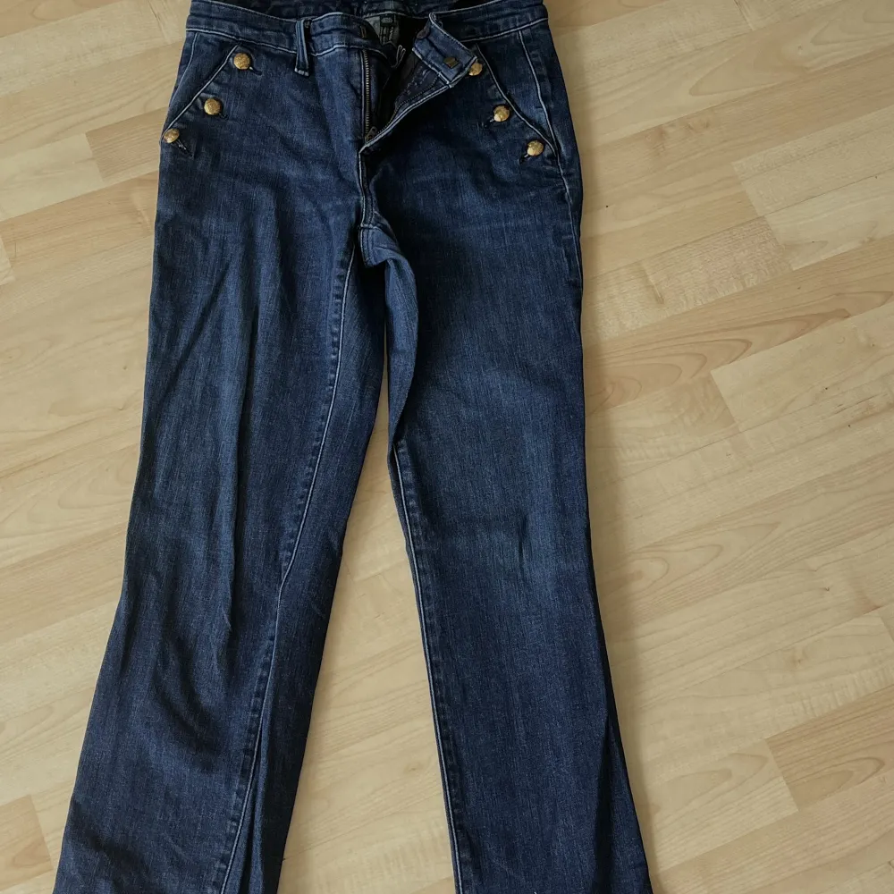 Säljer dessa jeans från Ralph Lauren med guldknappar på fickorna. Storlek 2 (Small). 🩵🦋Dom är lågmidjade och går ut lite vid byxbenet. Otroligt bekväma och snygga!. Jeans & Byxor.