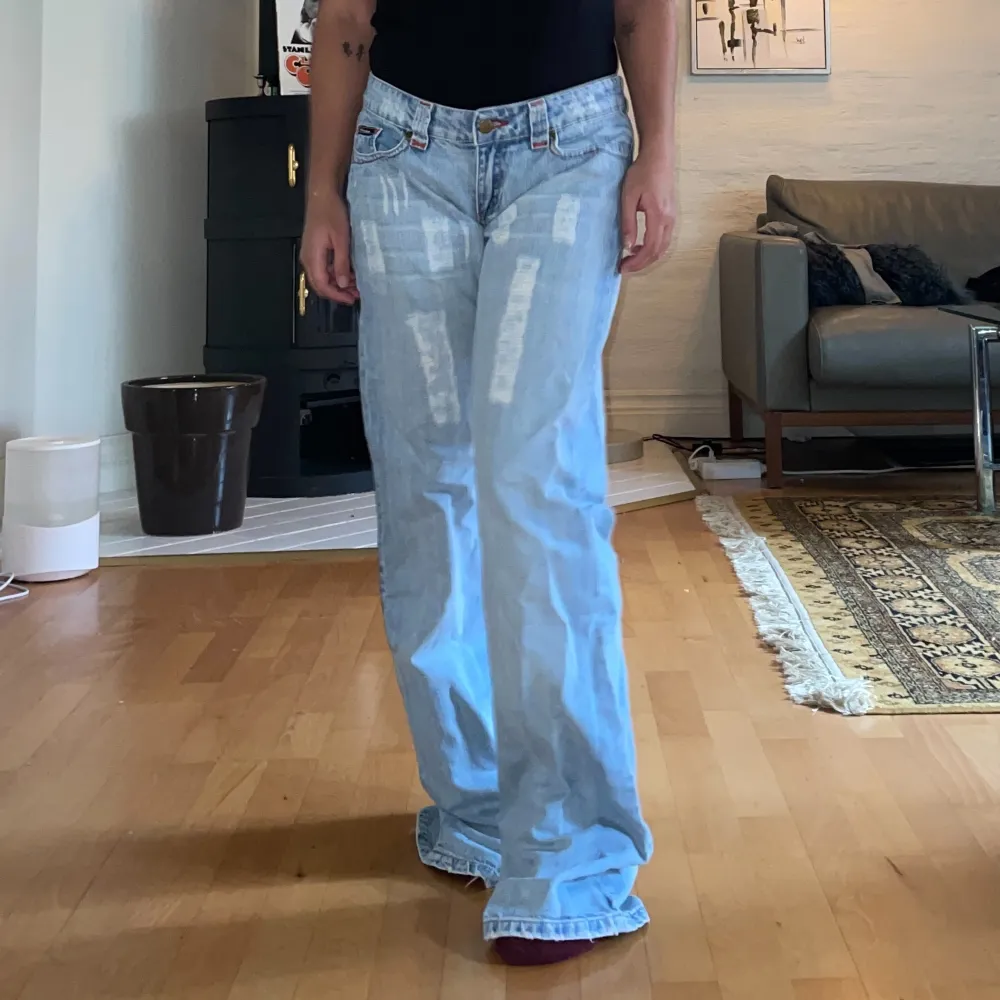 ljusa lågmidjade jeans med slitningar från dolce gabbana💘💘 midjemått: 84 cm, innerbenslängd: 82 cm. Jeans & Byxor.