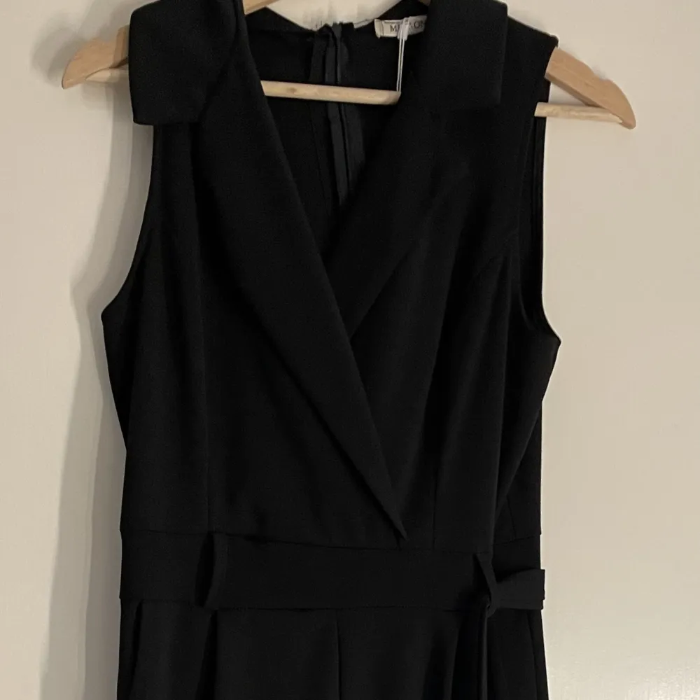 Jumpsuit med knytning i midjan. Sömnen har lossnat lite i midjan (sista bilden) ❤️. Puvut & Bleiserit.