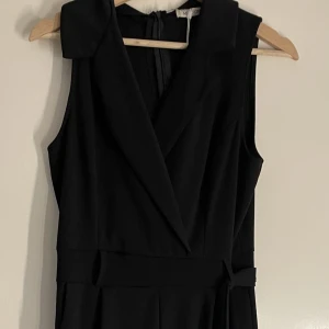 Jumpsuit - Jumpsuit med knytning i midjan. Sömnen har lossnat lite i midjan (sista bilden) ❤️