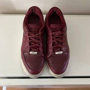 Air force 1 - Vinröda Air Force 1 i storlek 37 i använt skick