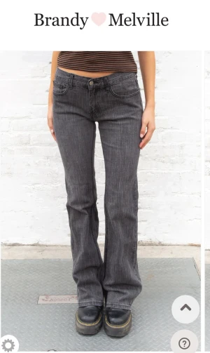 Brandy jeans -”brielle 90’s jeans” - Gråa lågmidjade bootcut jeans från Brandy Melville. Är i modellen ”Brielle 90’s jeans”🤌. Endast använda ca 2 gånger. Nypris: ca 400 kr!! 